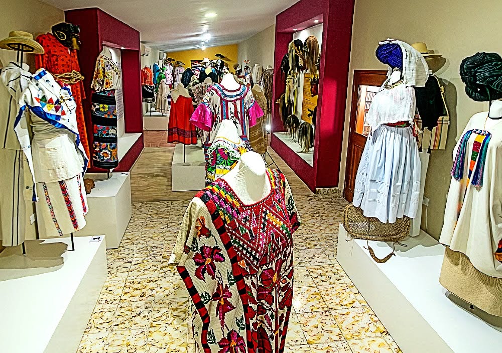 MUSEO DE ROPA ÉTNICA DE MÉXICO - MUREM